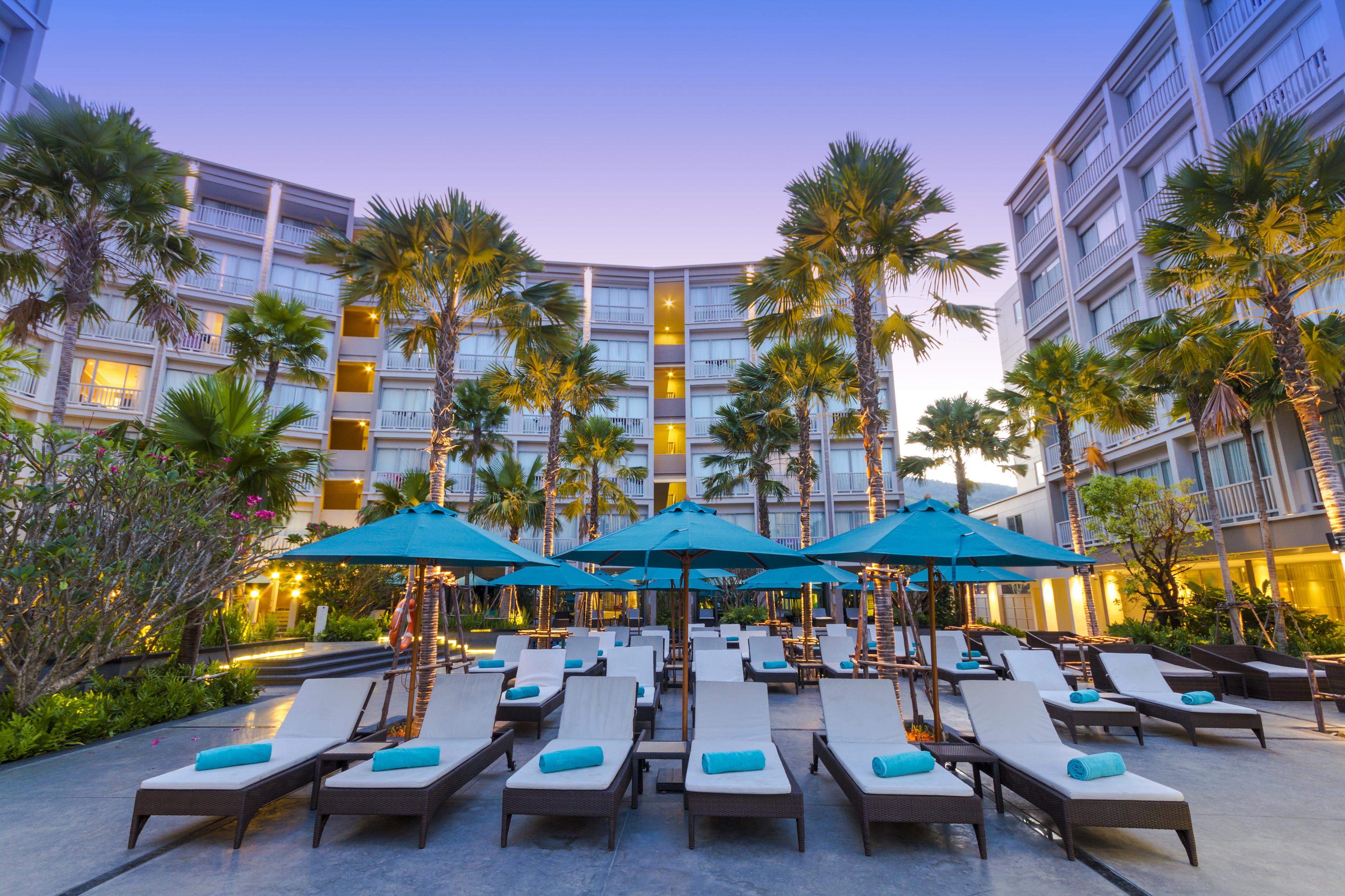 Grand Mercure Phuket Patong Esterno foto The U-shaped swimming pool at U Sathorn