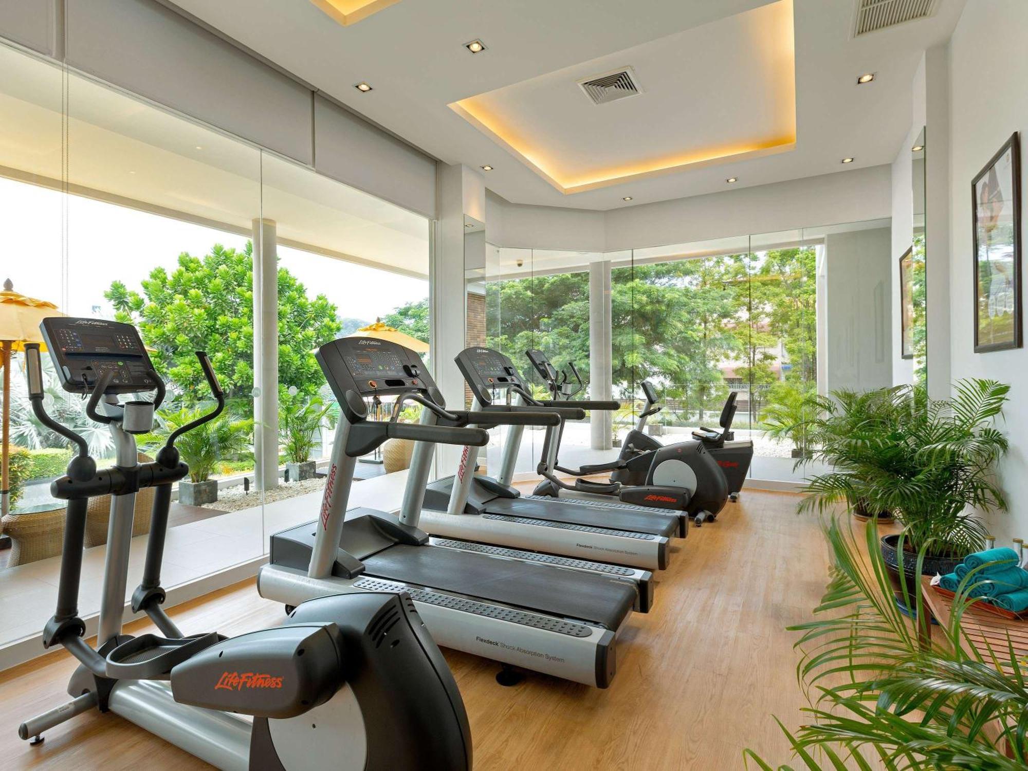 Grand Mercure Phuket Patong Esterno foto The gym at the hotel