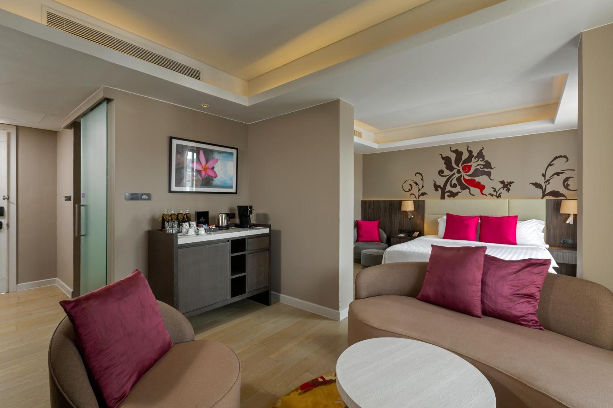 Grand Mercure Phuket Patong Esterno foto A suite at the hotel