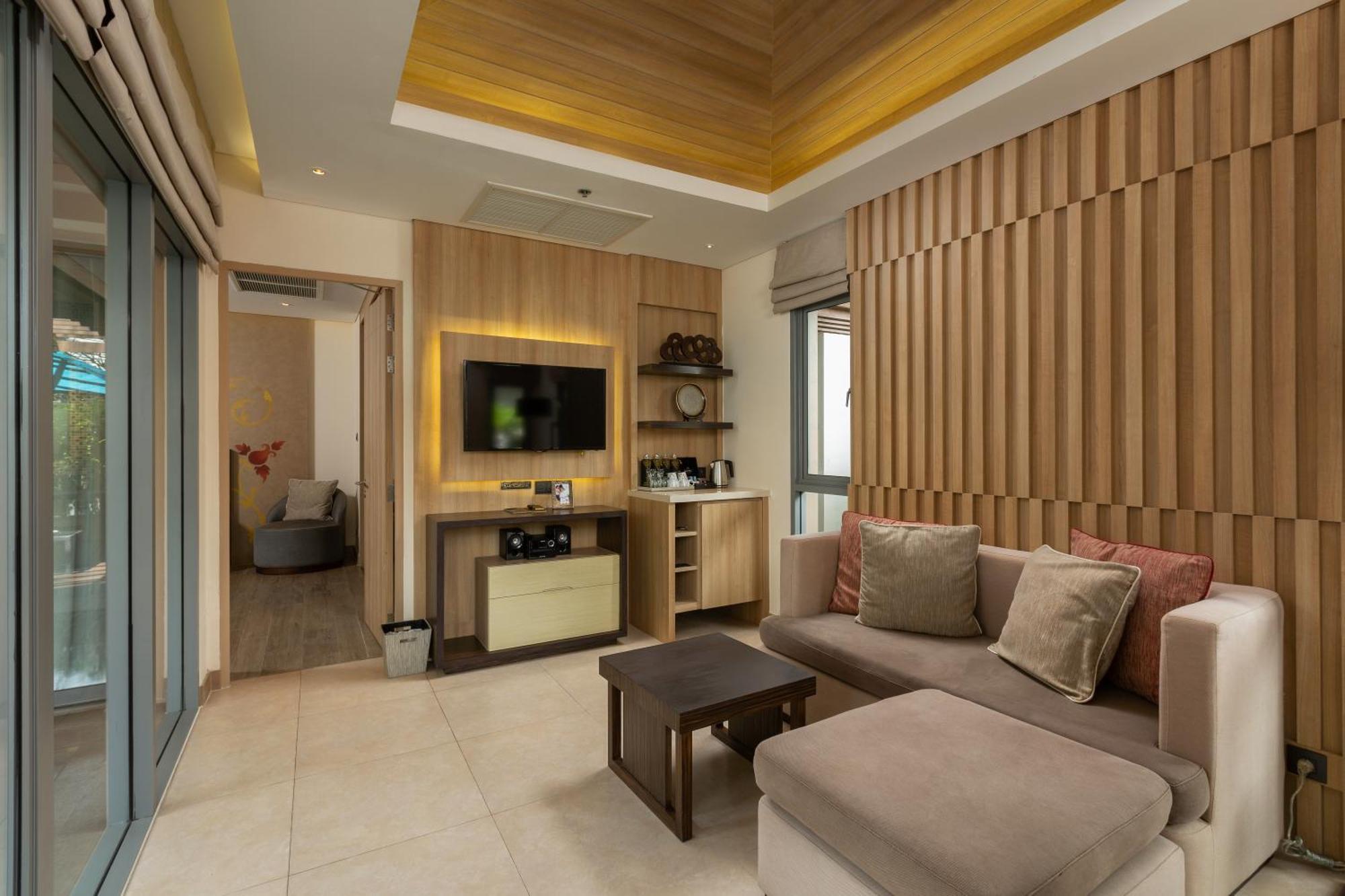 Grand Mercure Phuket Patong Esterno foto A living room in a hotel suite