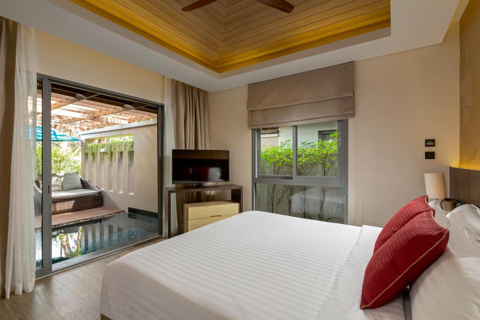 Grand Mercure Phuket Patong Esterno foto A bedroom at the hotel
