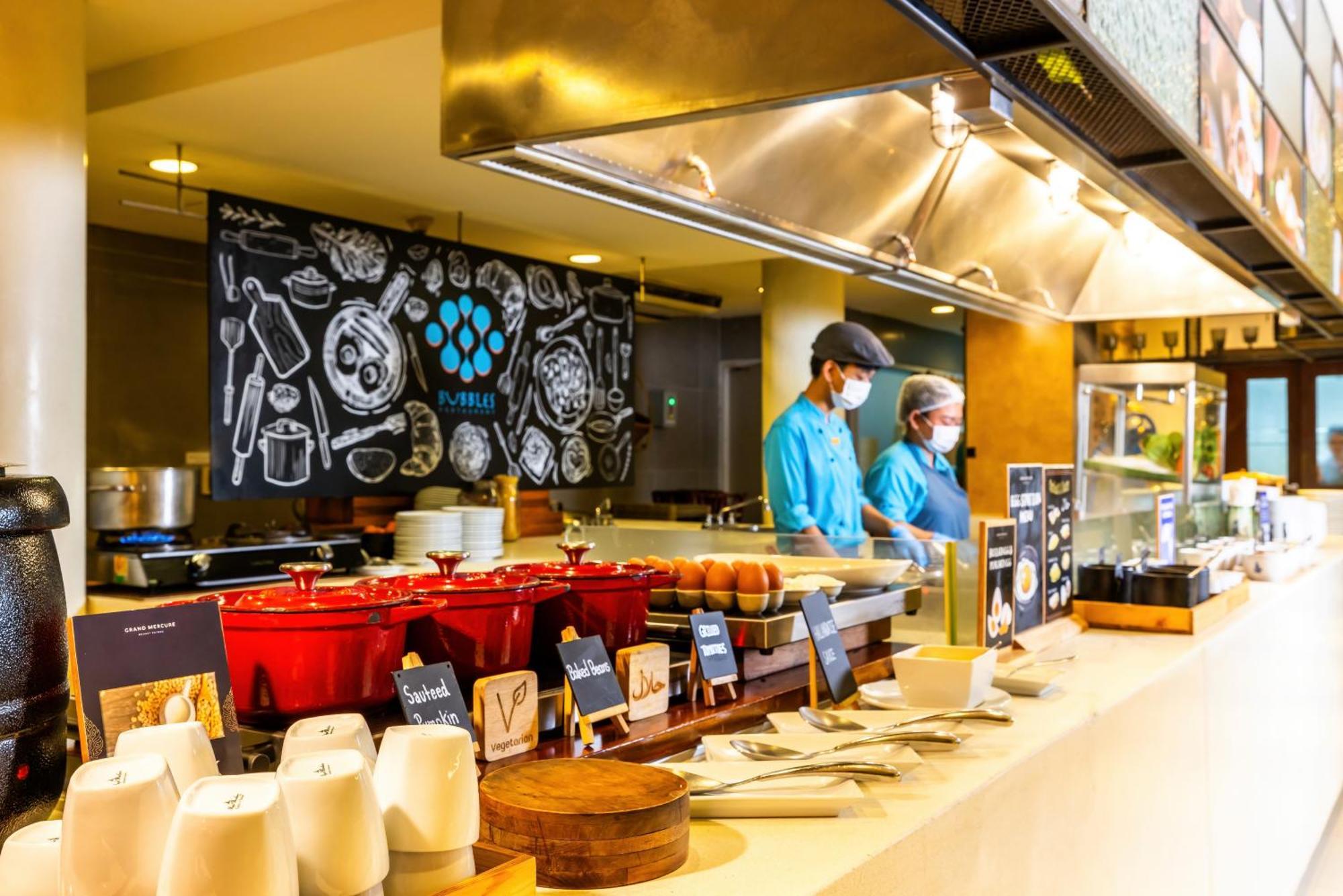 Grand Mercure Phuket Patong Esterno foto Live Kitchen at The Deck