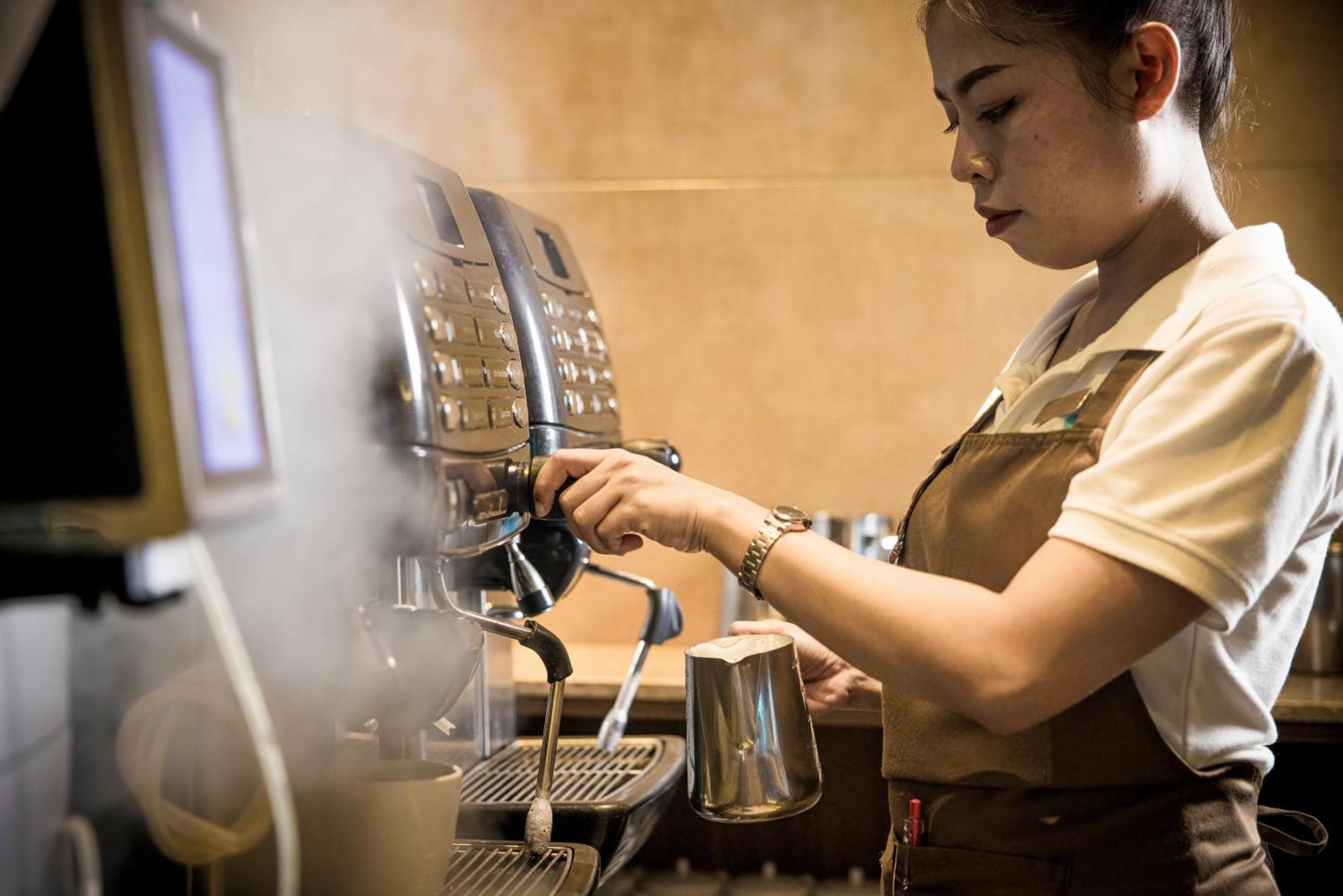 Grand Mercure Phuket Patong Esterno foto A barista making coffee