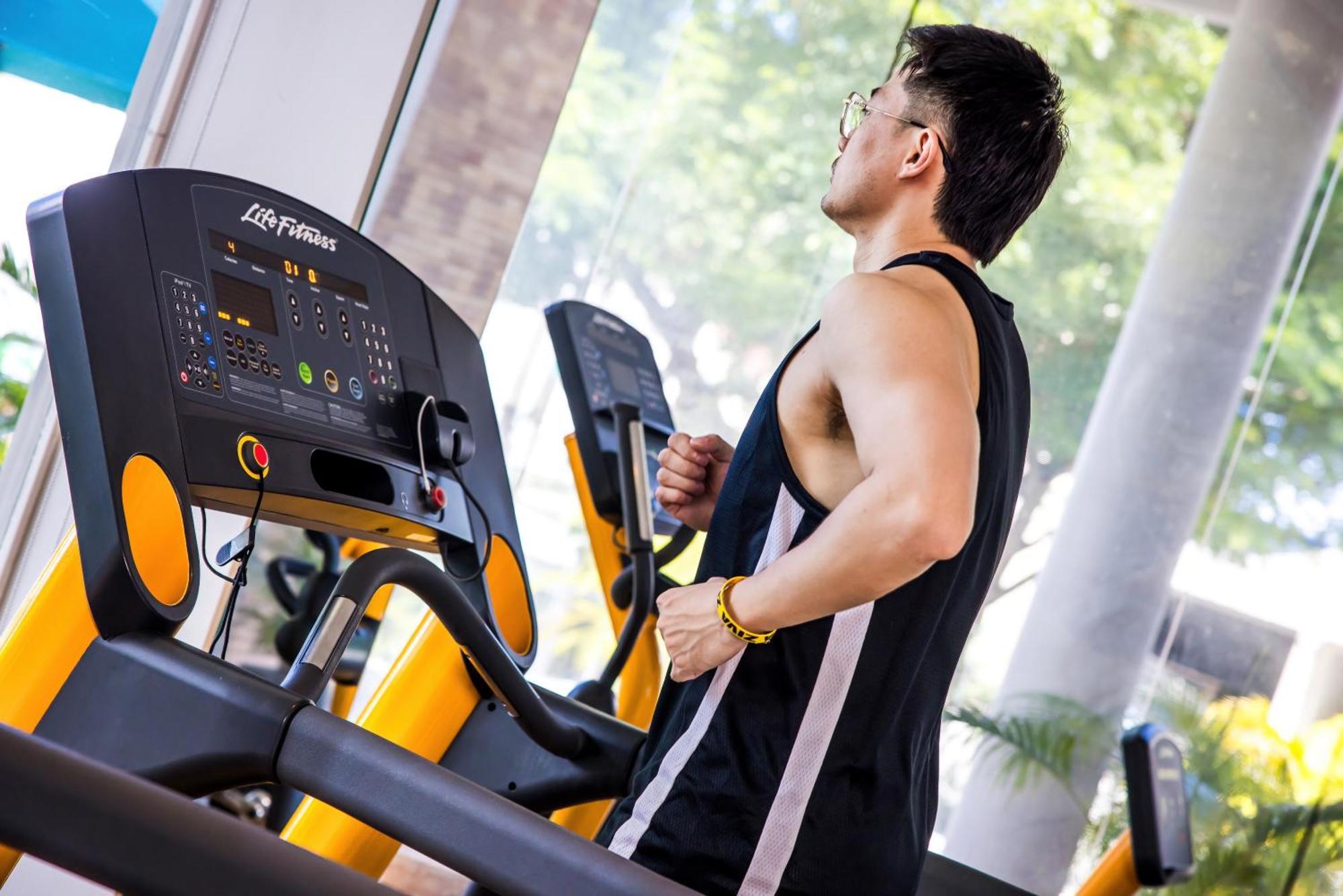 Grand Mercure Phuket Patong Esterno foto A man exercising on a treadmill