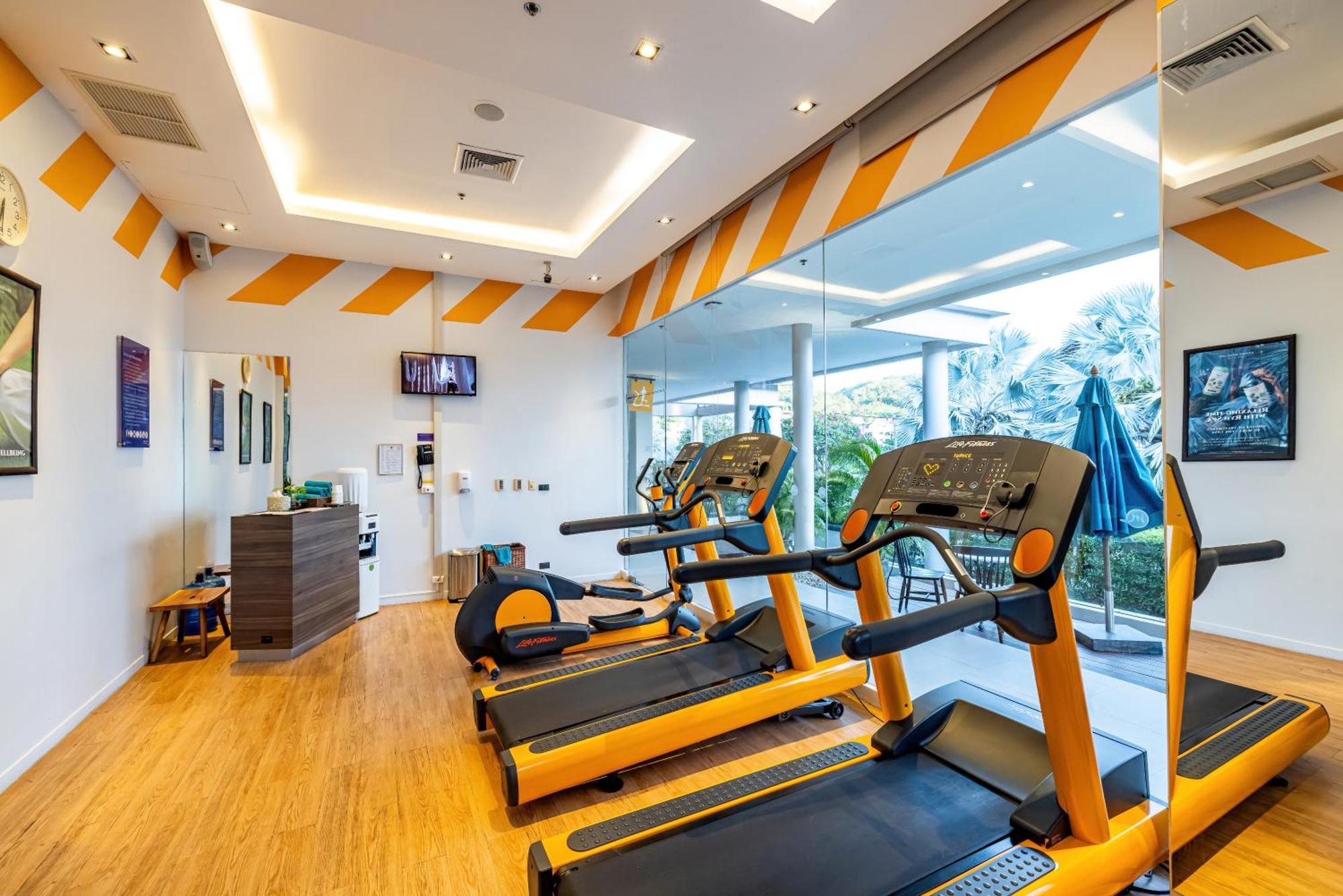 Grand Mercure Phuket Patong Esterno foto The gym at the hotel