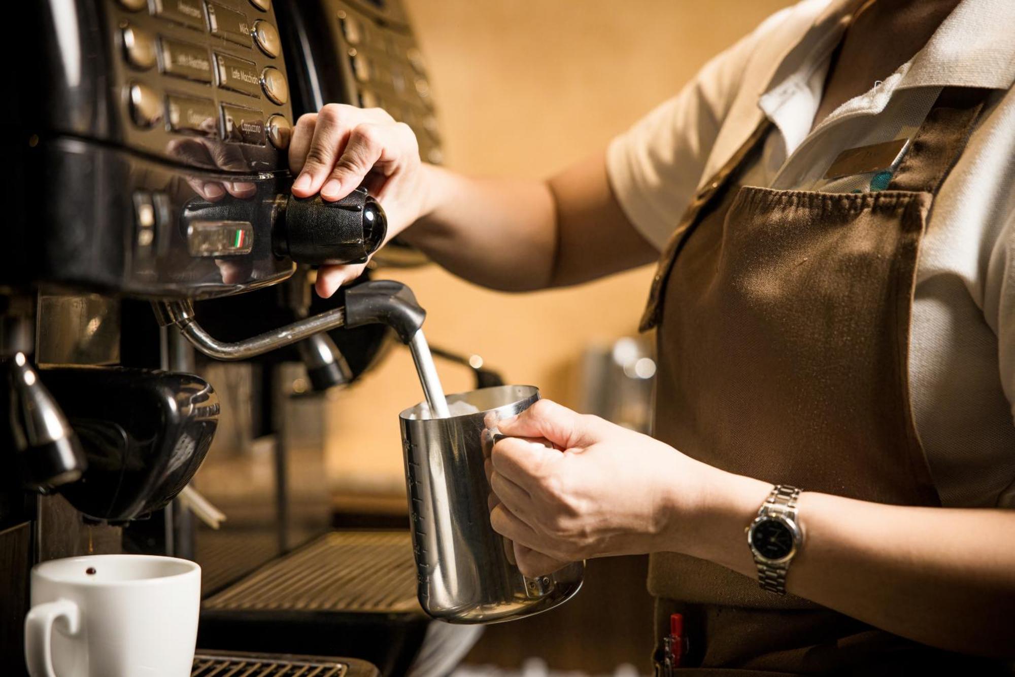 Grand Mercure Phuket Patong Esterno foto A barista making coffee