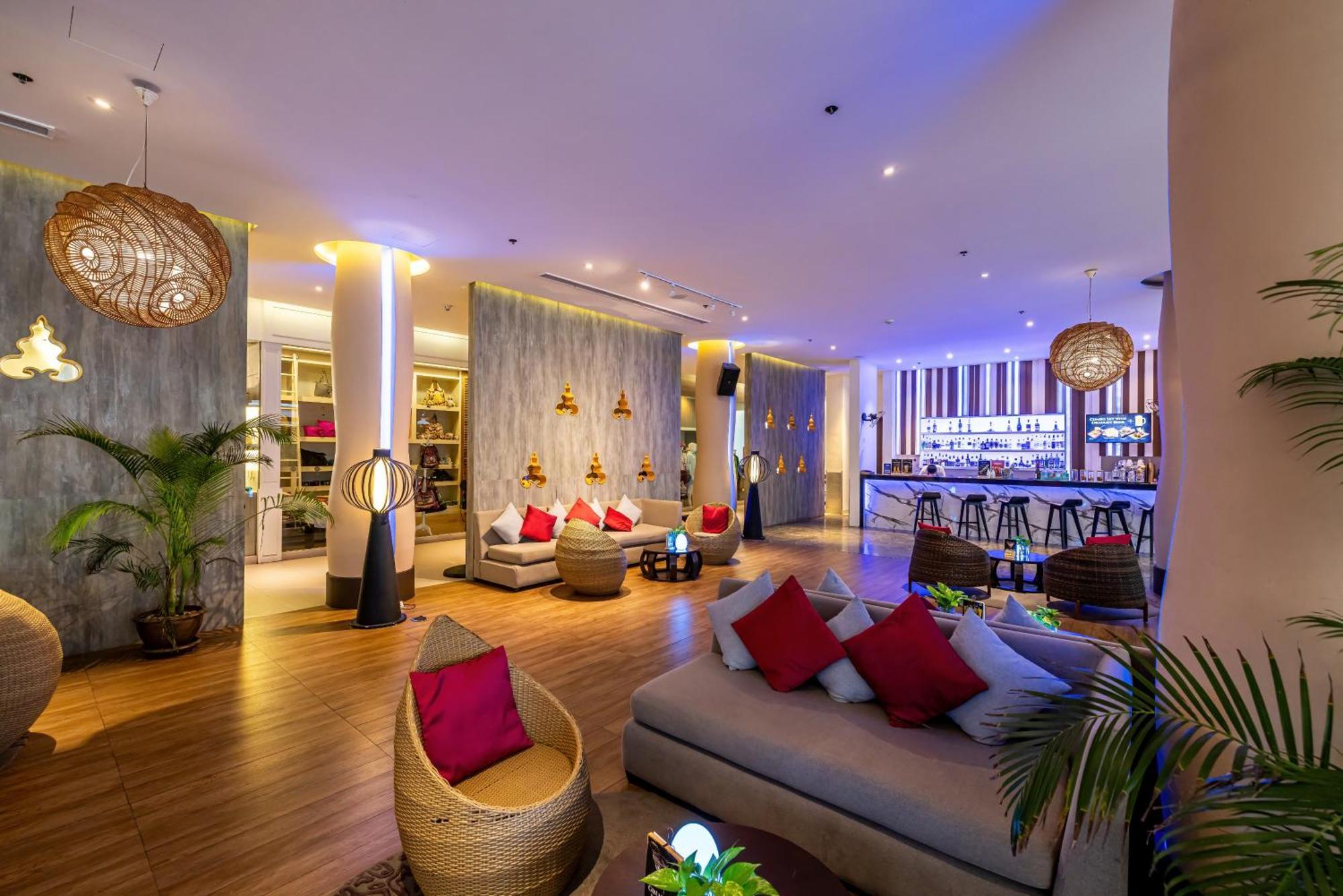 Grand Mercure Phuket Patong Esterno foto The lounge at the airport