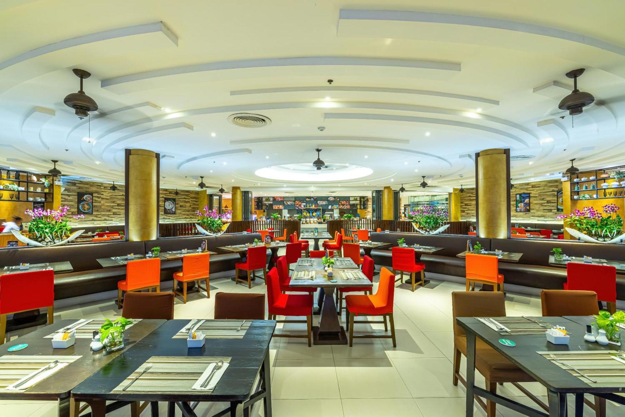 Grand Mercure Phuket Patong Esterno foto The interior of a buffet restaurant in Vietnam