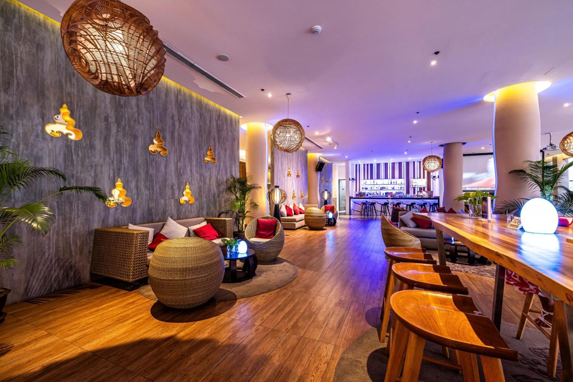Grand Mercure Phuket Patong Esterno foto The lounge at the airport