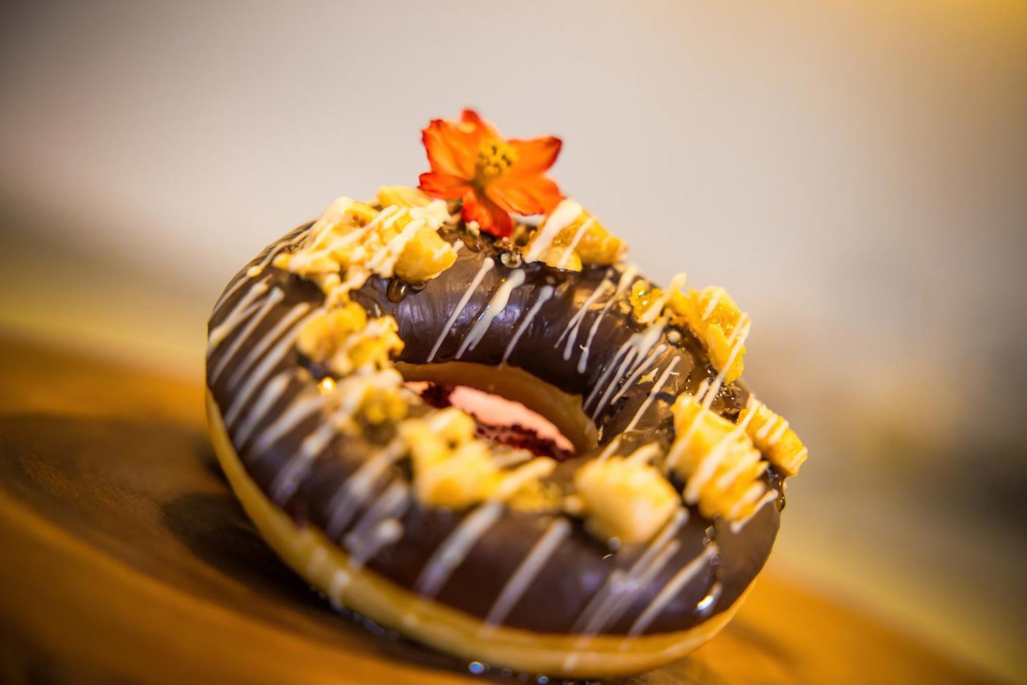 Grand Mercure Phuket Patong Esterno foto A doughnut
