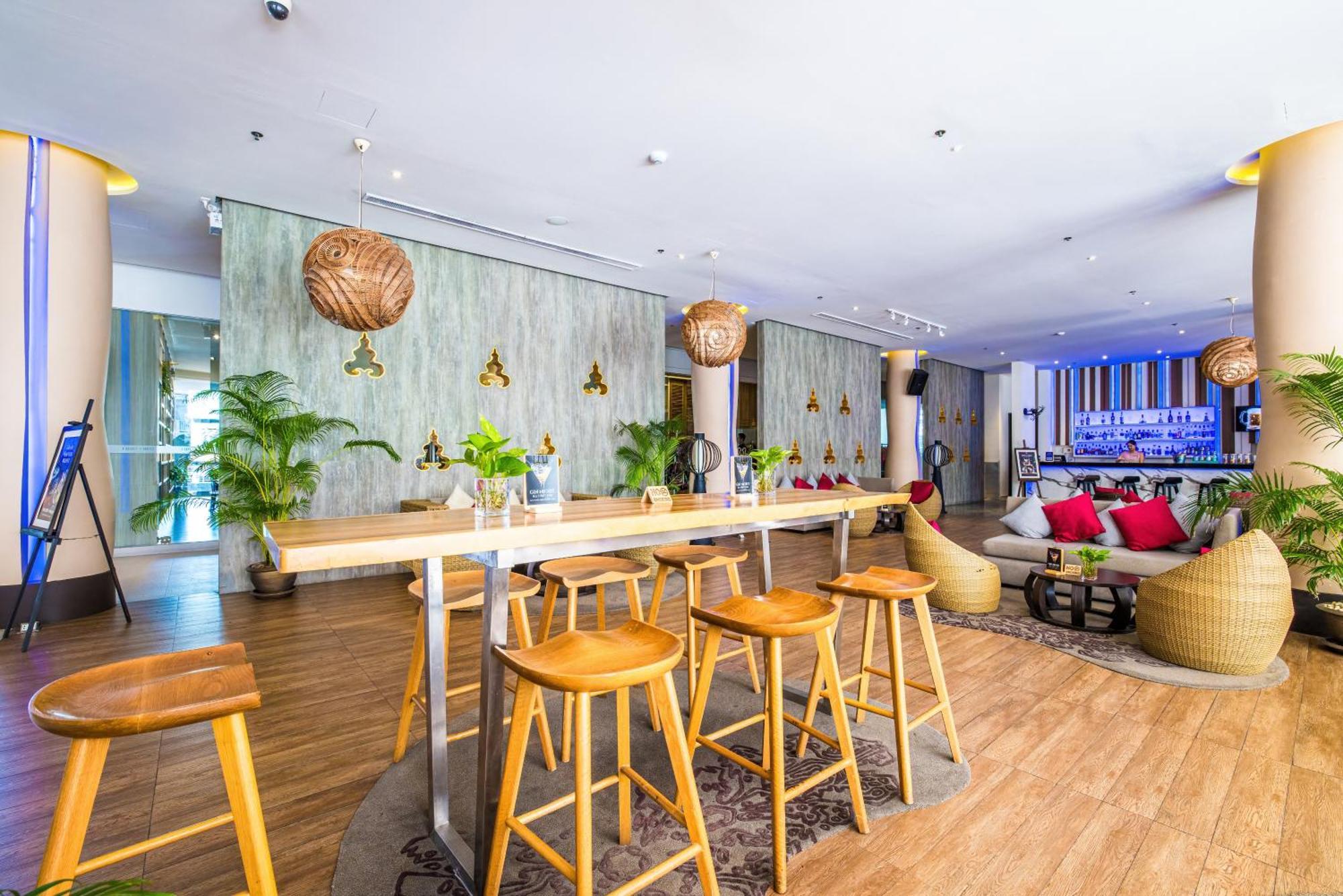 Grand Mercure Phuket Patong Esterno foto The bar at the hotel
