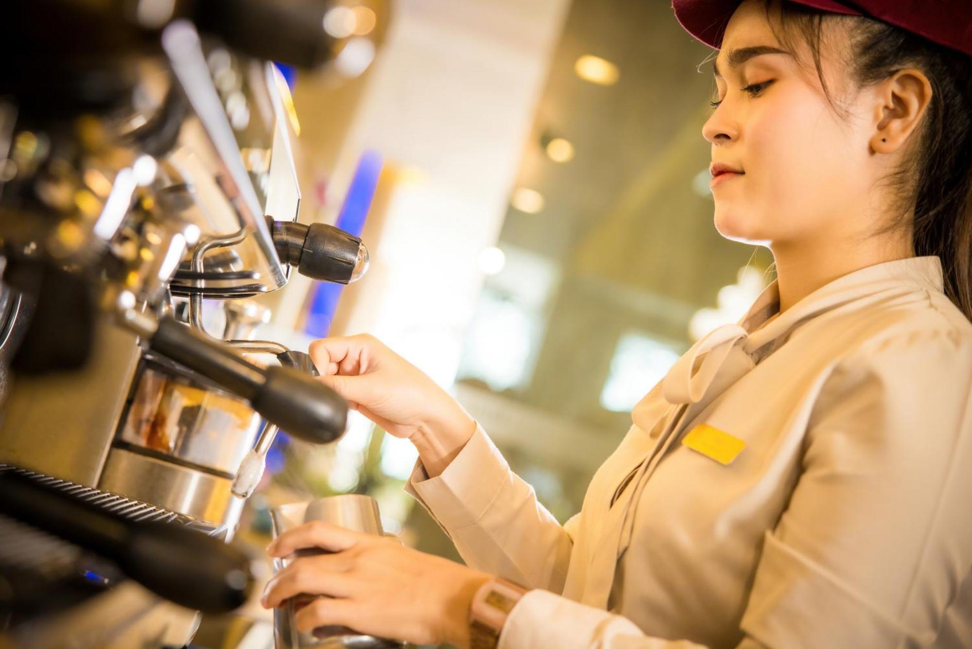Grand Mercure Phuket Patong Esterno foto A barista at work