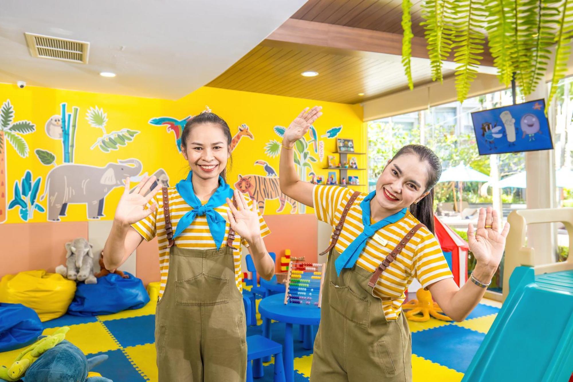 Grand Mercure Phuket Patong Esterno foto The staff of the hotel