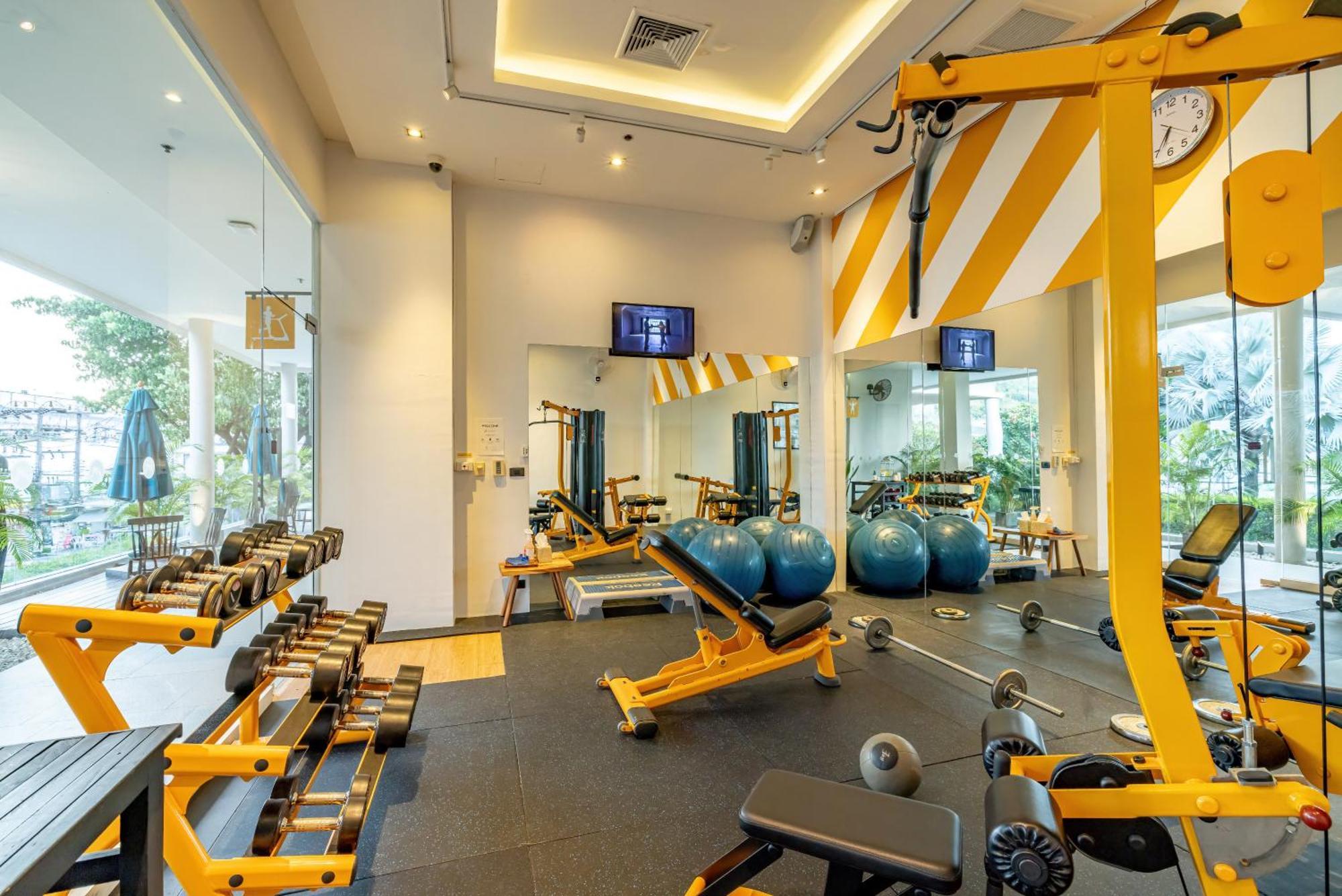 Grand Mercure Phuket Patong Esterno foto The gym at the hotel