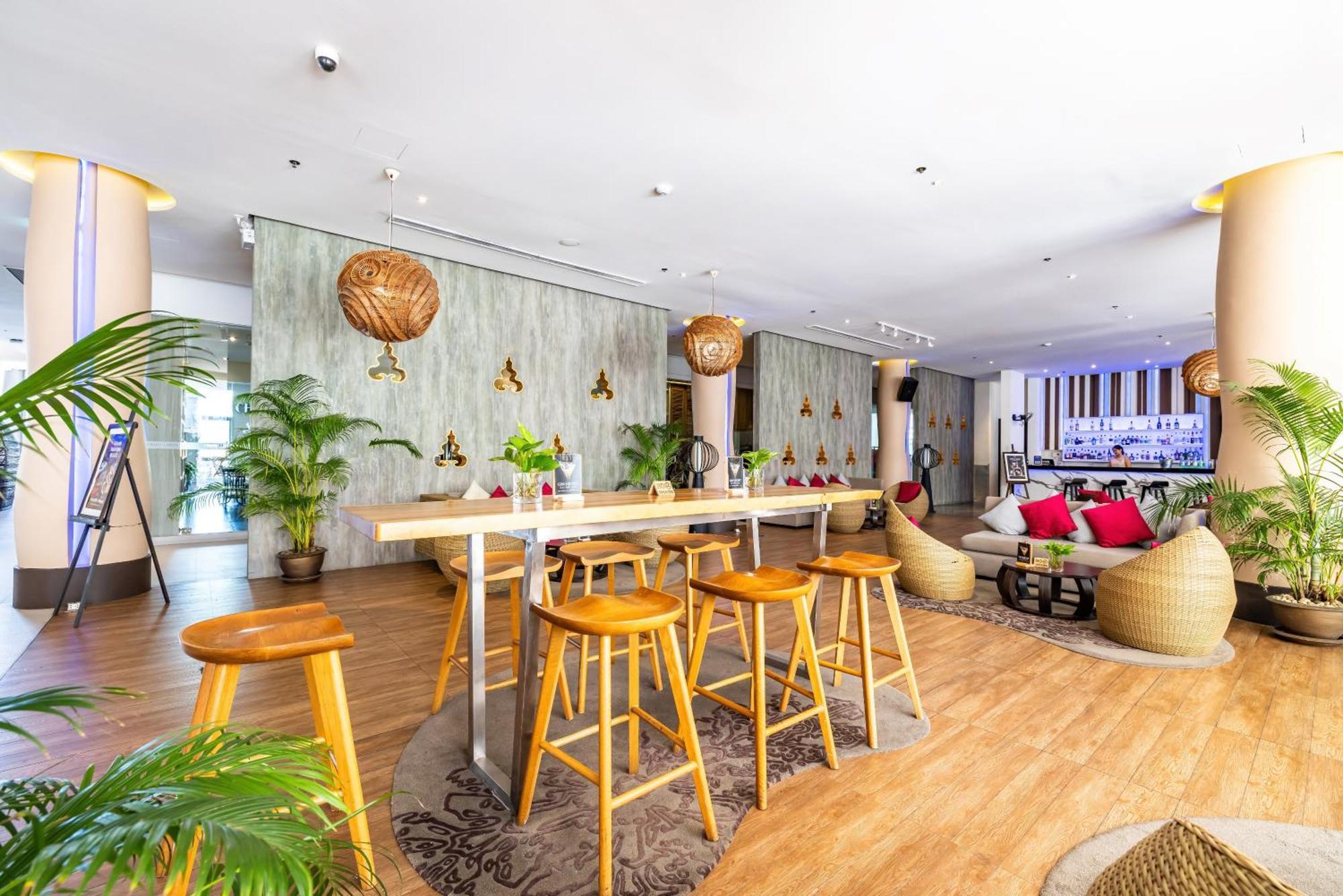 Grand Mercure Phuket Patong Esterno foto The lounge at the airport