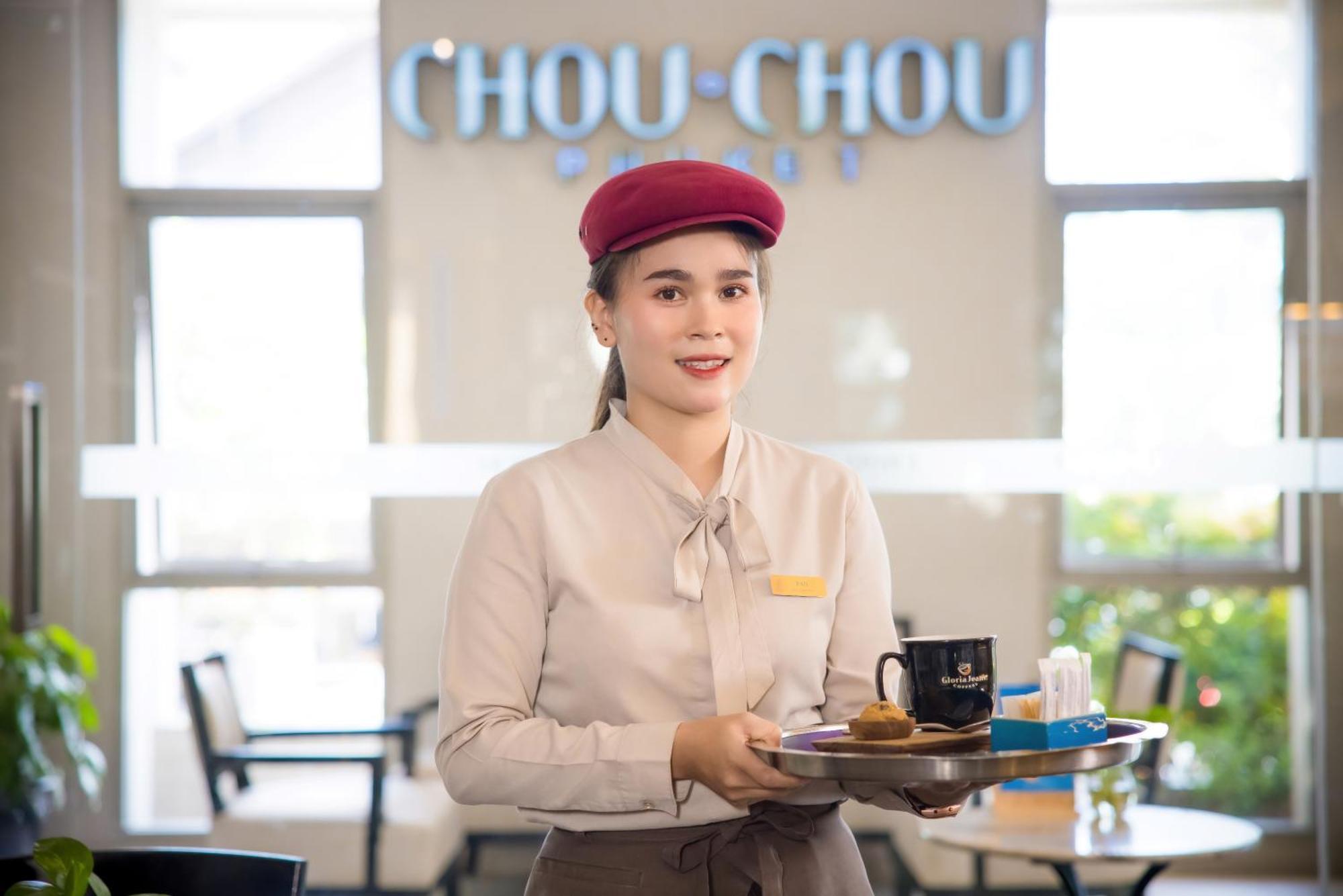 Grand Mercure Phuket Patong Esterno foto A waitress in Vietnam