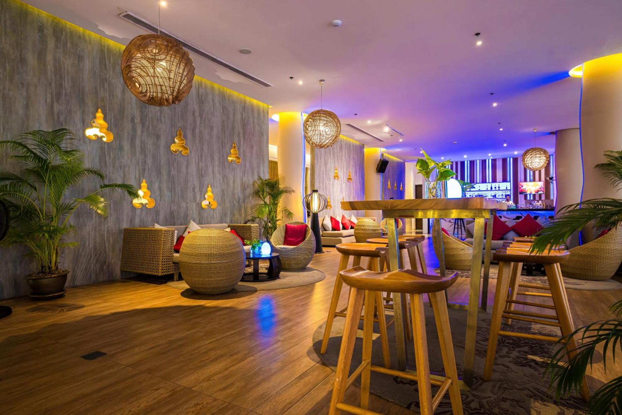 Grand Mercure Phuket Patong Esterno foto The lounge at the airport