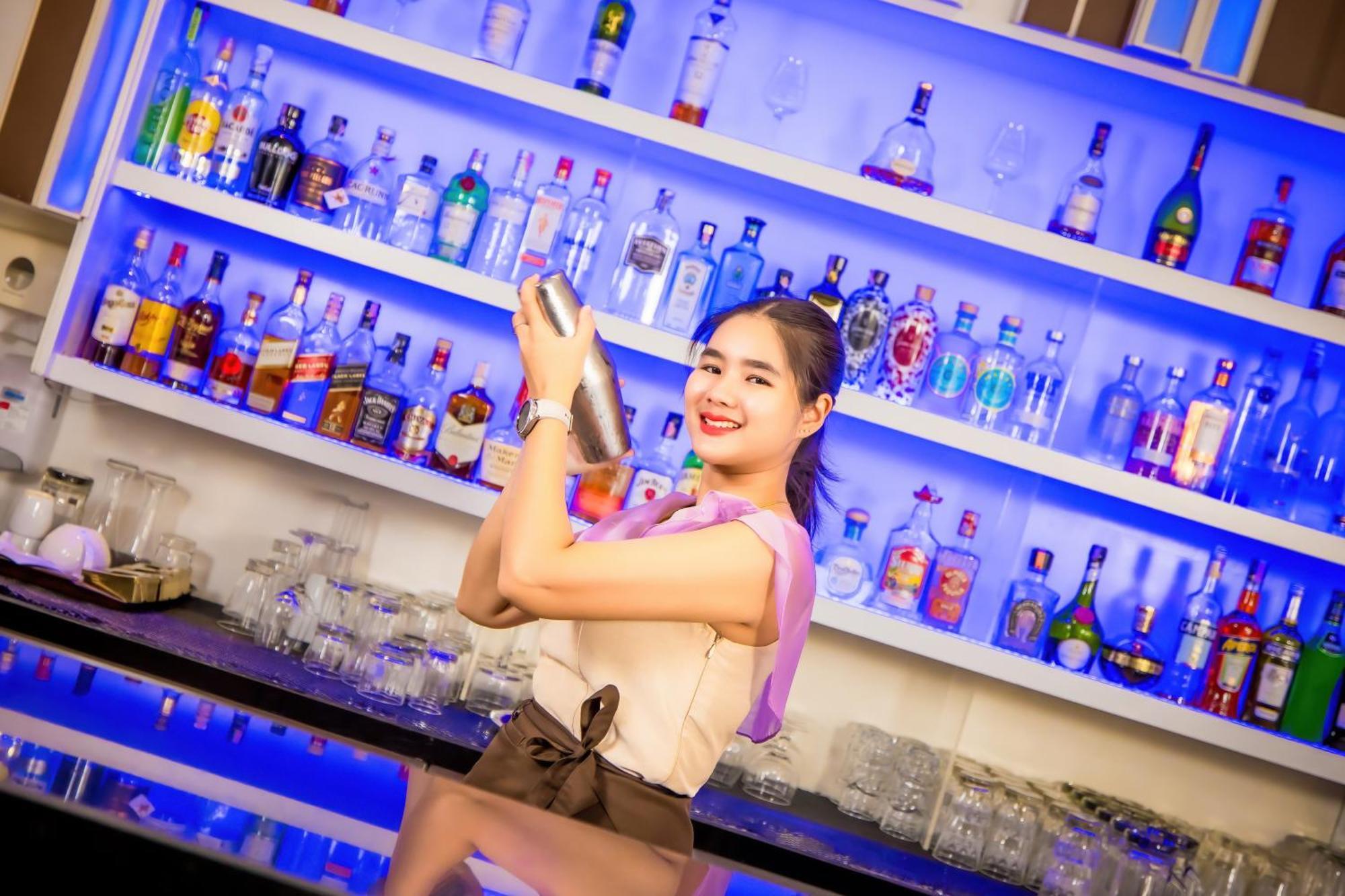 Grand Mercure Phuket Patong Esterno foto A bartender in Vietnam