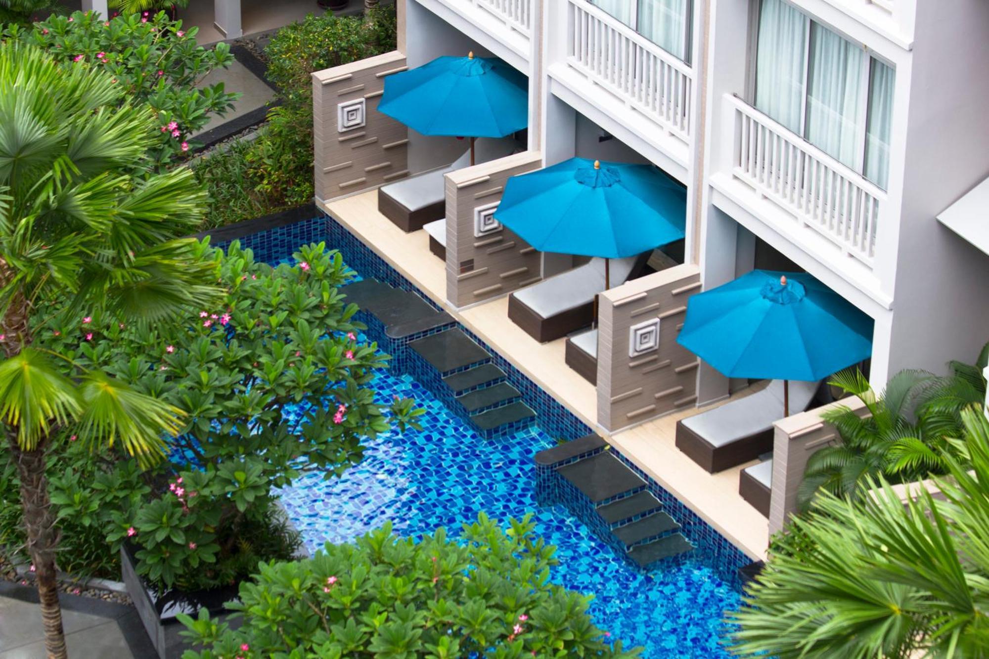 Grand Mercure Phuket Patong Esterno foto The swimming pool at the hotel