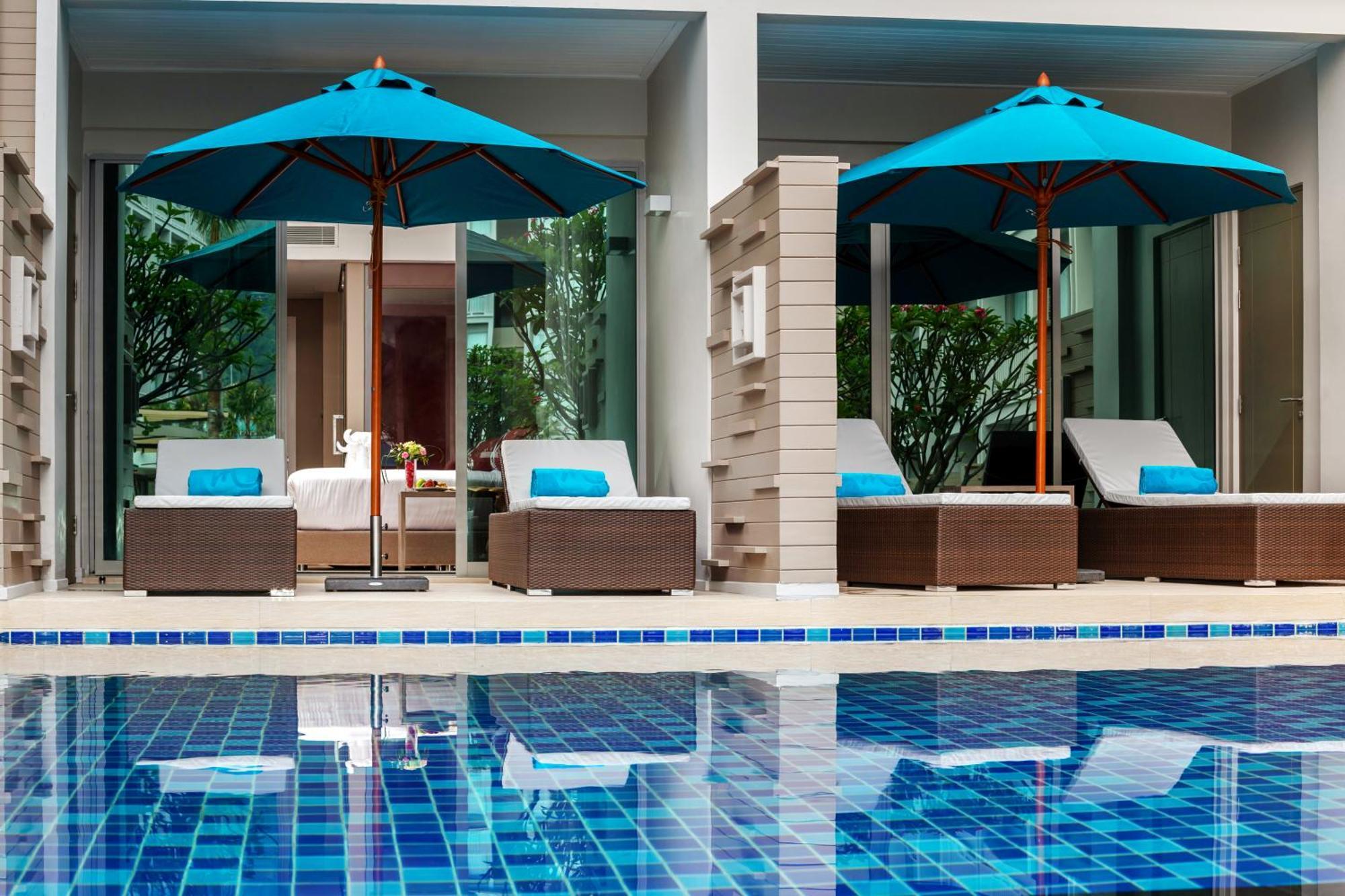 Grand Mercure Phuket Patong Esterno foto Pool at The Village