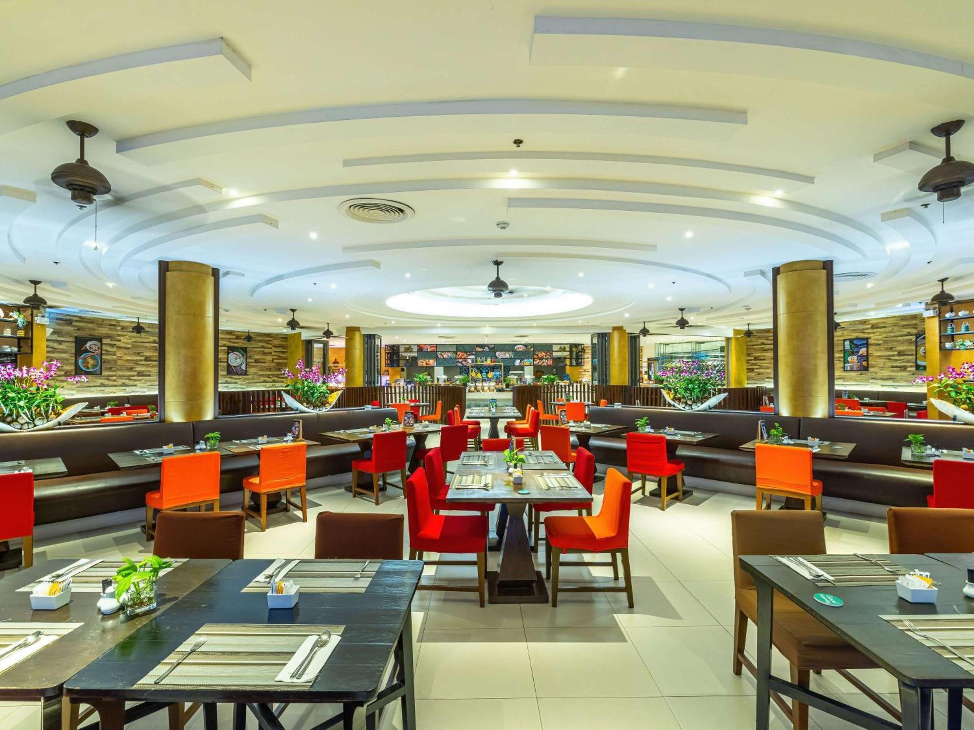 Grand Mercure Phuket Patong Esterno foto The interior of the restaurant