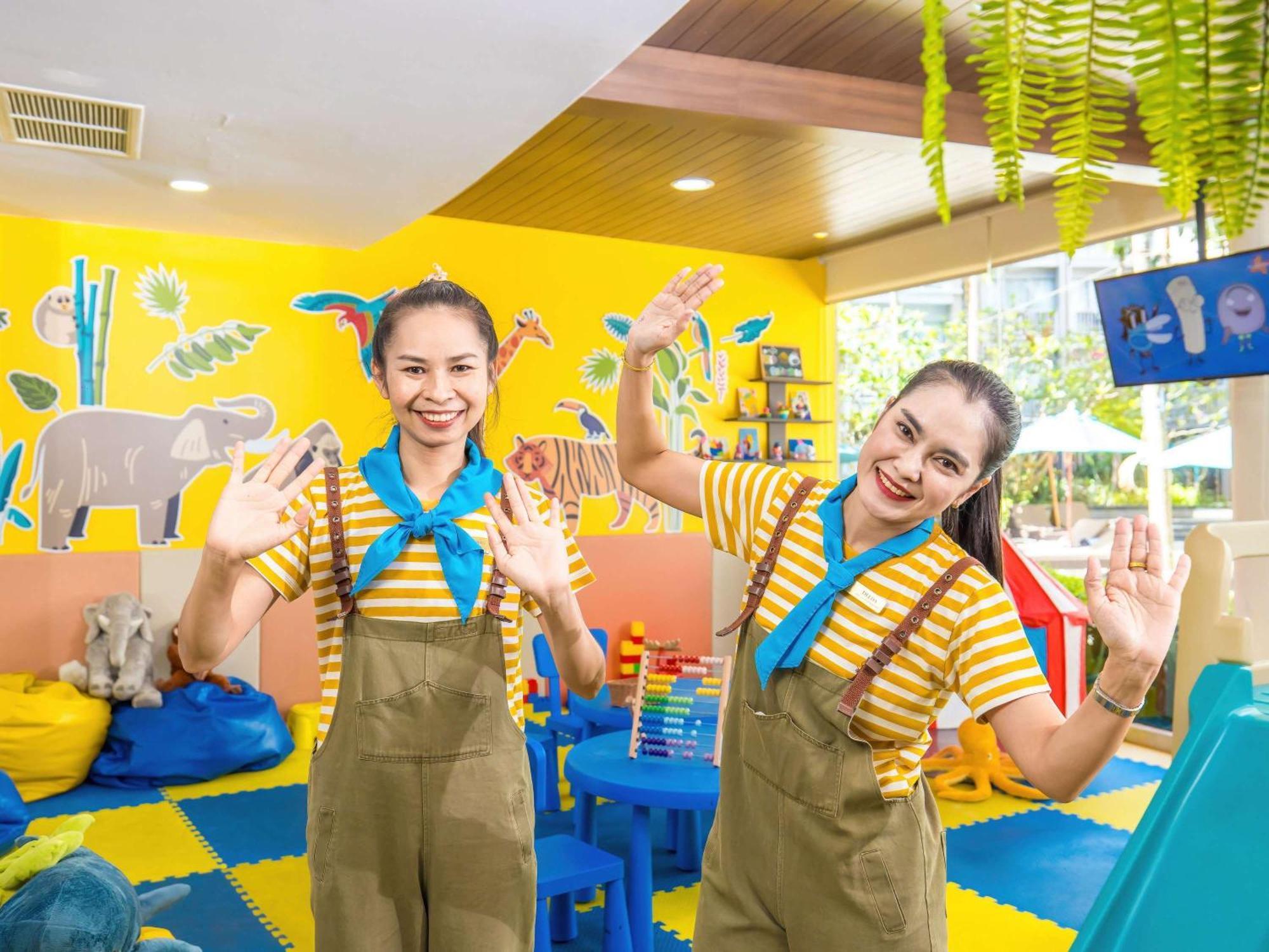 Grand Mercure Phuket Patong Esterno foto The staff of the zoo