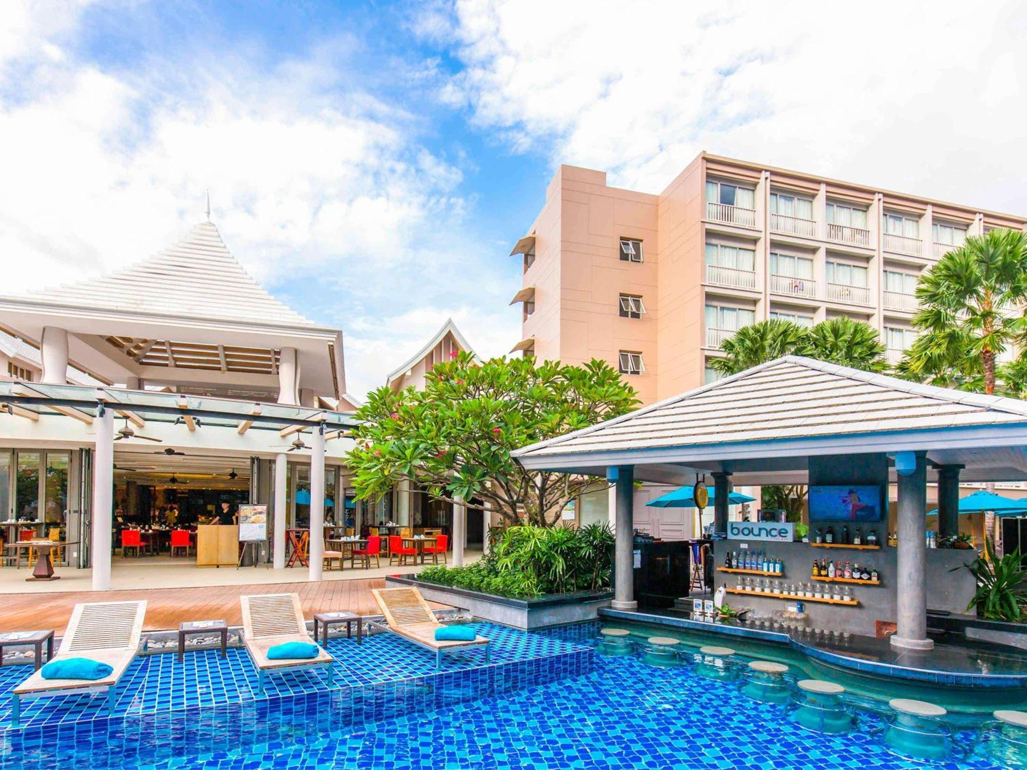 Grand Mercure Phuket Patong Esterno foto The swimming pool at the hotel