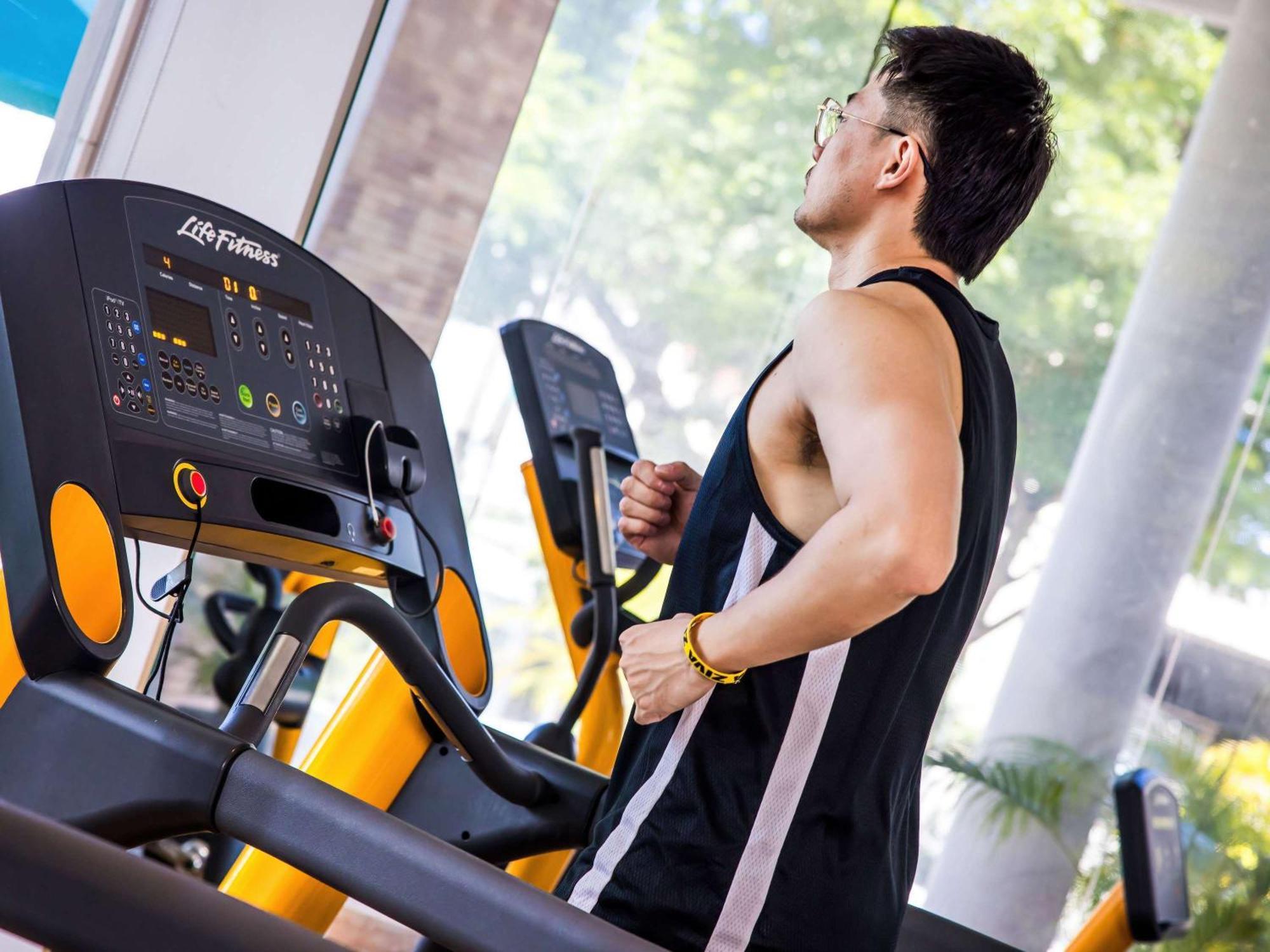 Grand Mercure Phuket Patong Esterno foto A man on a treadmill