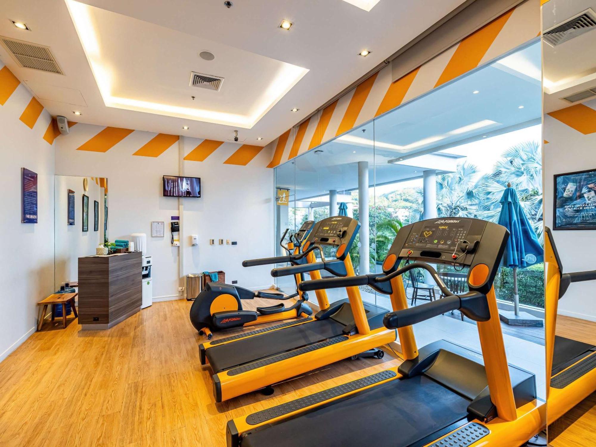 Grand Mercure Phuket Patong Esterno foto The gym at the hotel