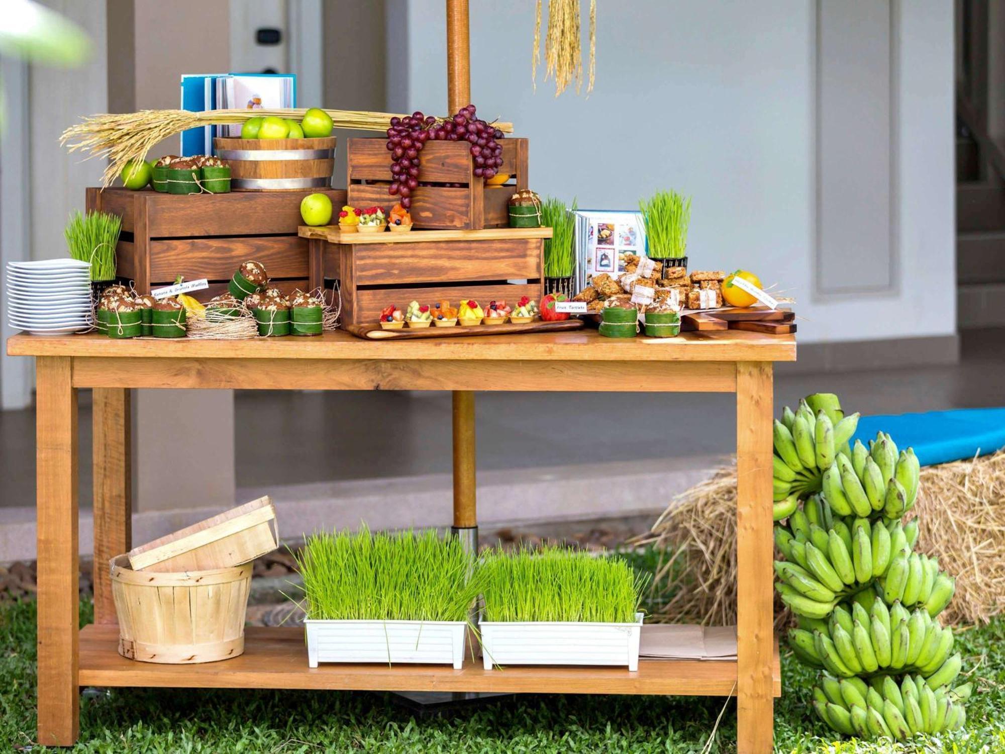 Grand Mercure Phuket Patong Esterno foto Wheatgrass at a buffet