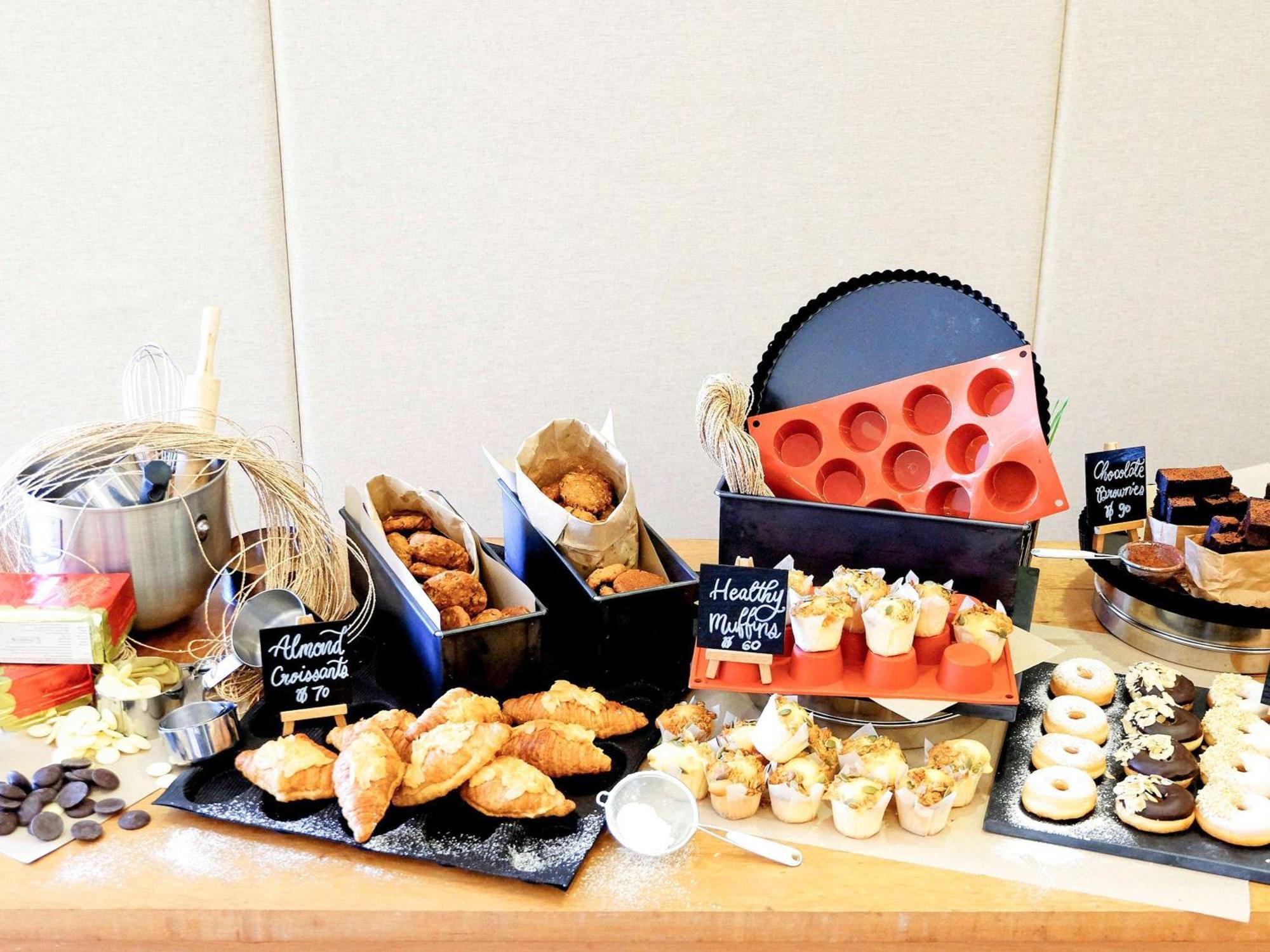 Grand Mercure Phuket Patong Esterno foto A dessert buffet