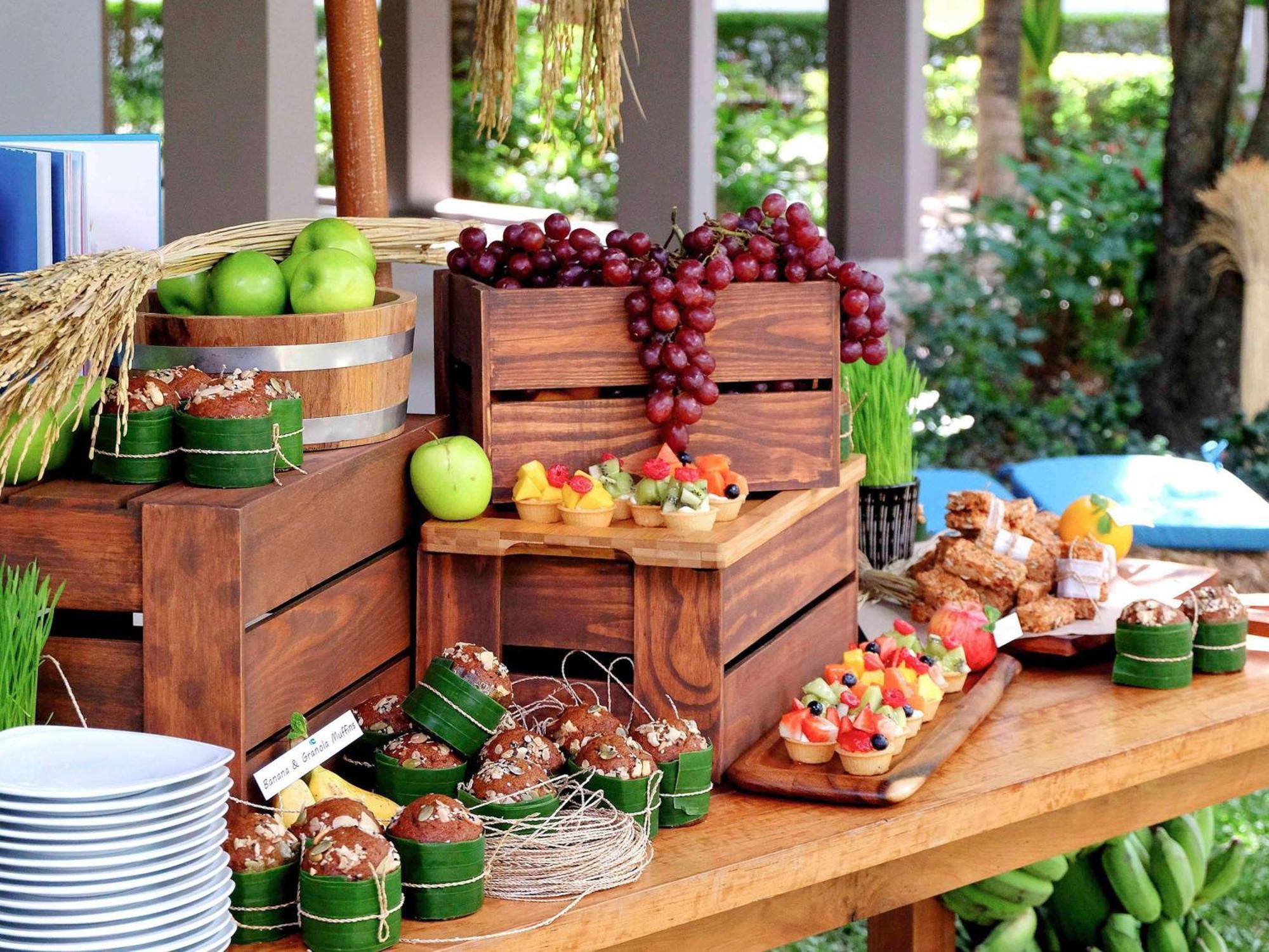 Grand Mercure Phuket Patong Esterno foto A dessert buffet