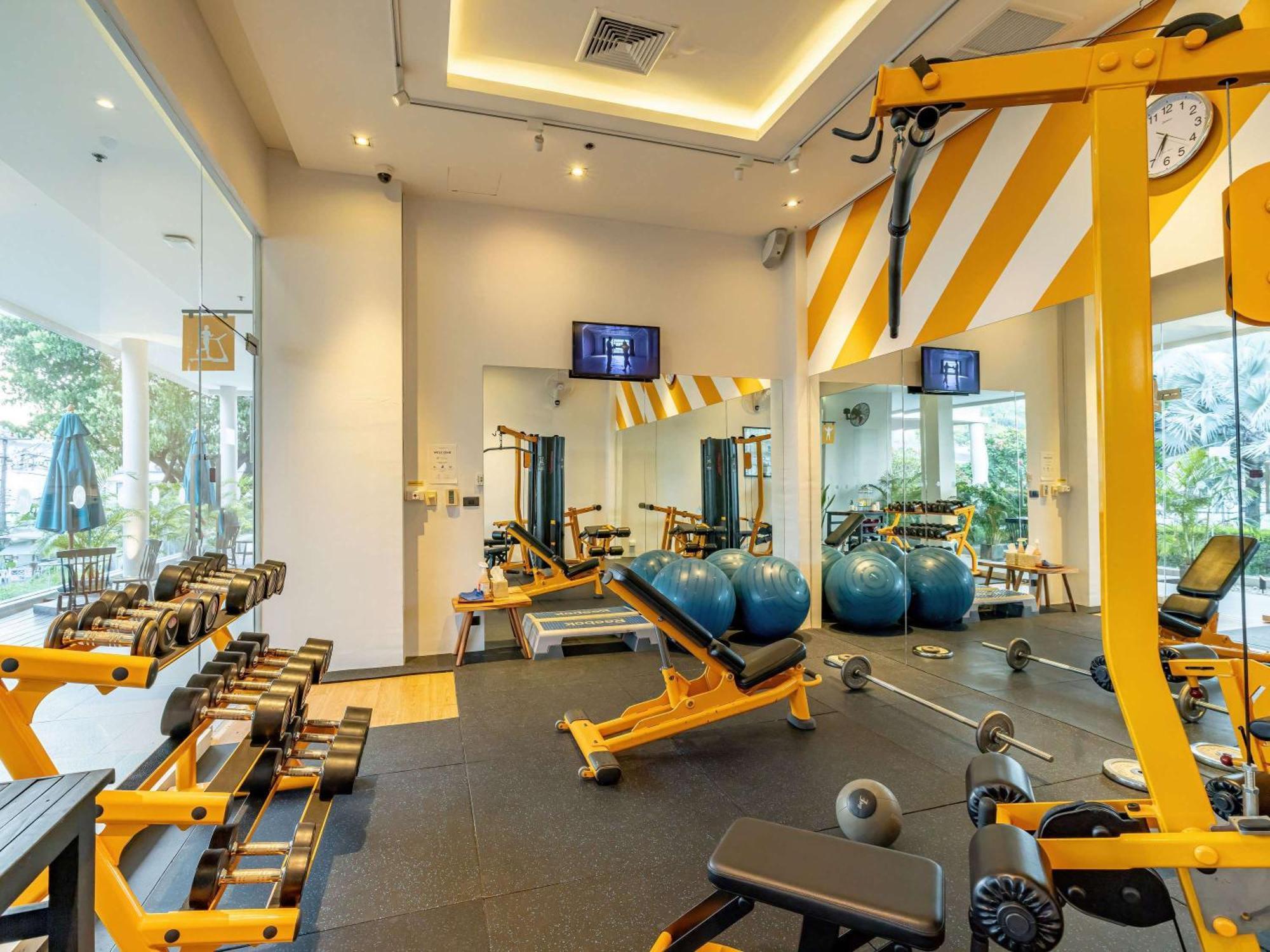 Grand Mercure Phuket Patong Esterno foto The gym at the hotel