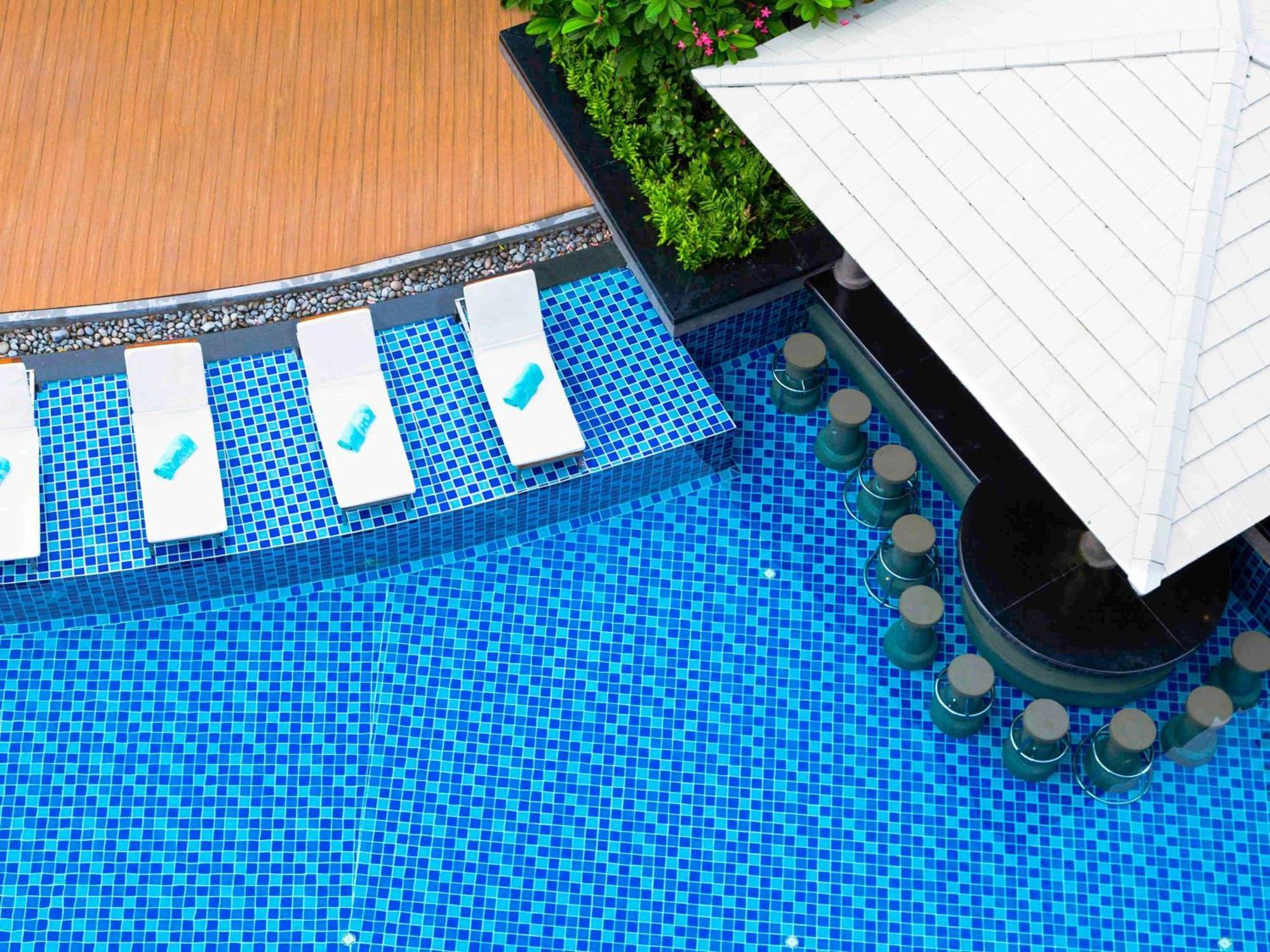 Grand Mercure Phuket Patong Esterno foto A swimming pool with a blue mosaic tiled floor