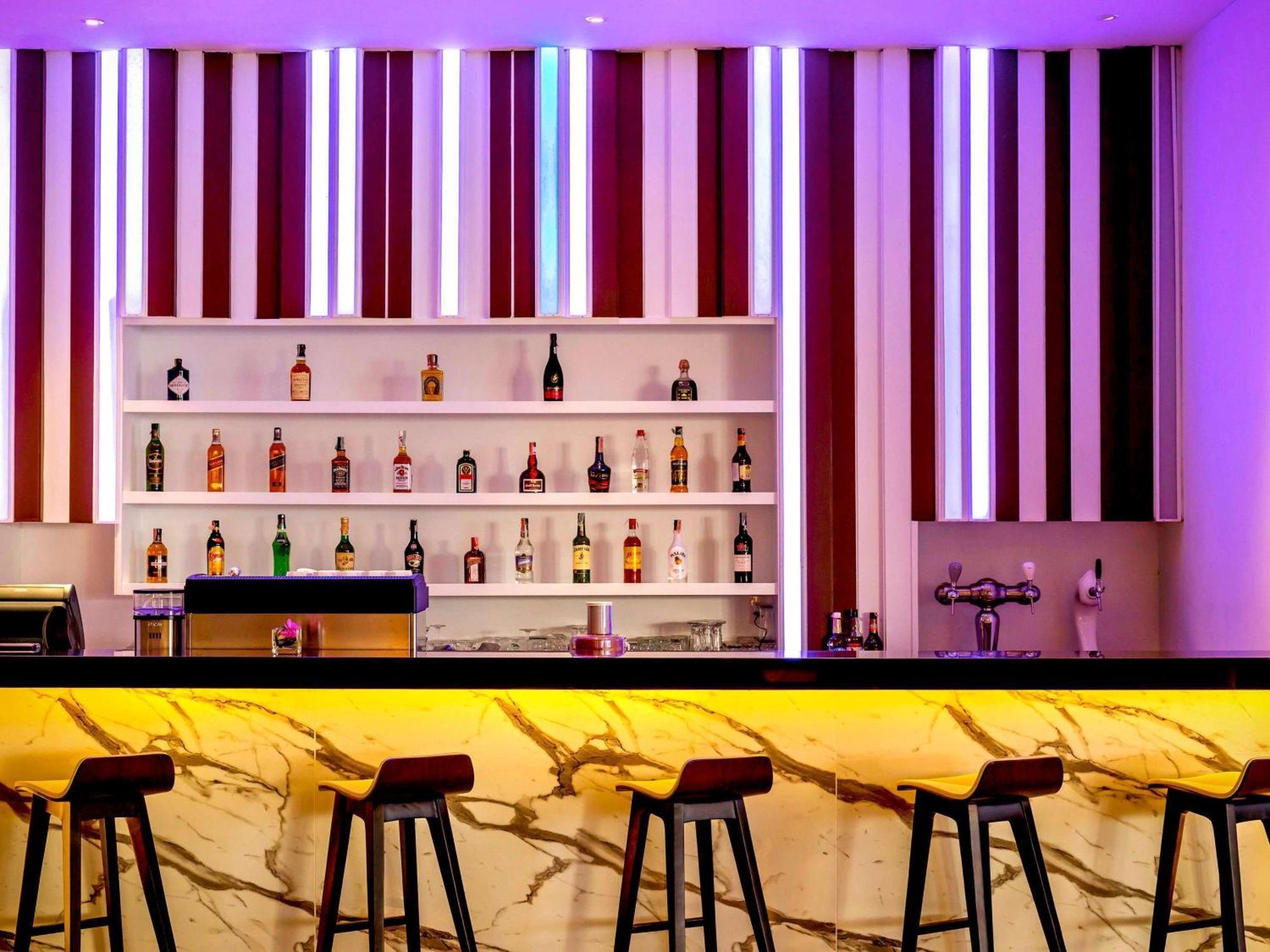 Grand Mercure Phuket Patong Esterno foto The bar at the hotel