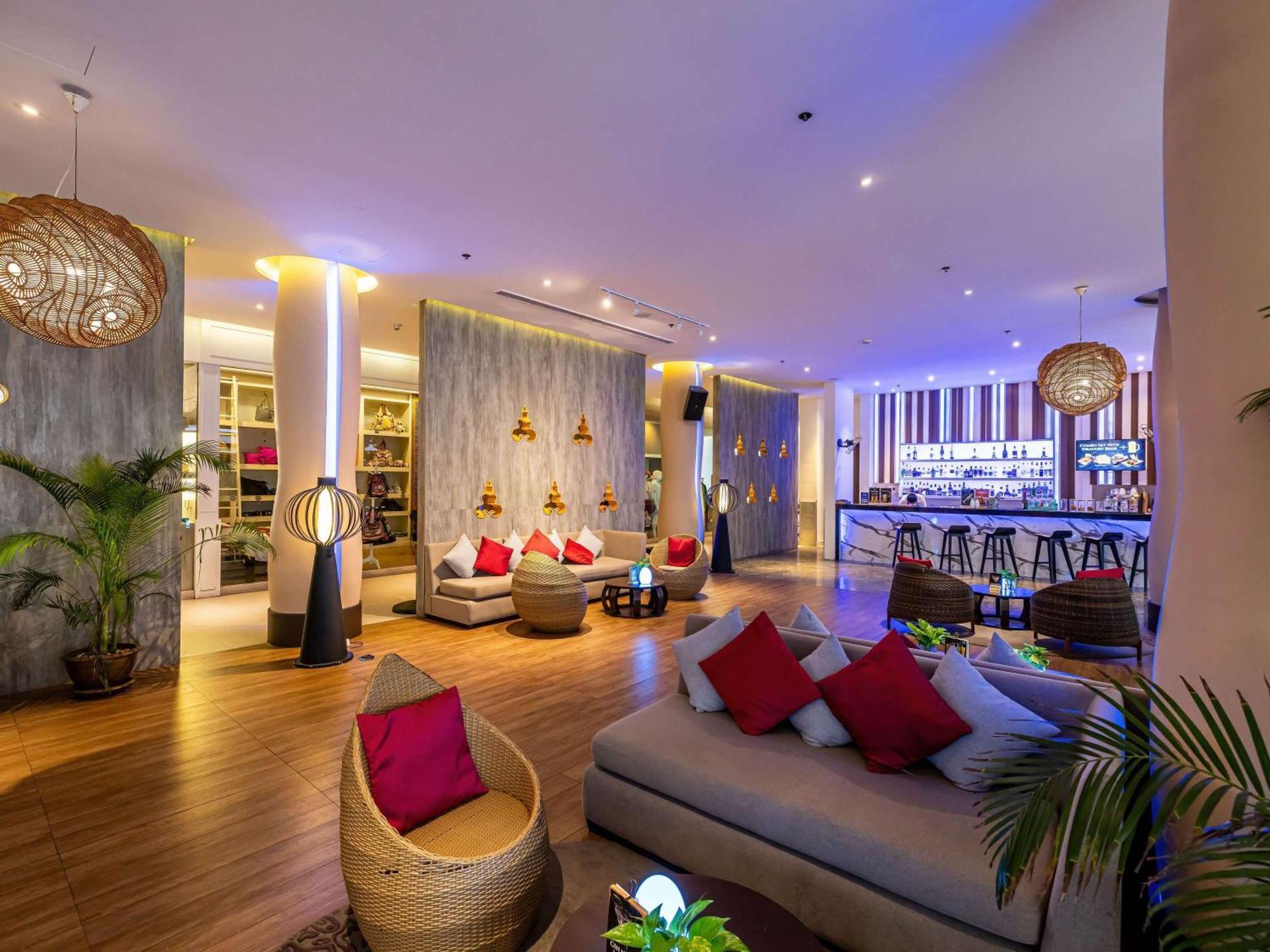 Grand Mercure Phuket Patong Esterno foto The lounge at the hotel